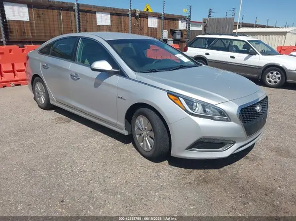 KMHE24L10GA013679 2016 HYUNDAI SONATA - Image 1