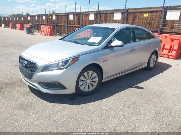 KMHE24L10GA013679 2016 HYUNDAI SONATA - Image 2