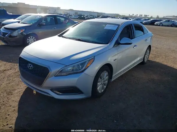 KMHE24L11GA011679 2016 HYUNDAI SONATA - Image 2
