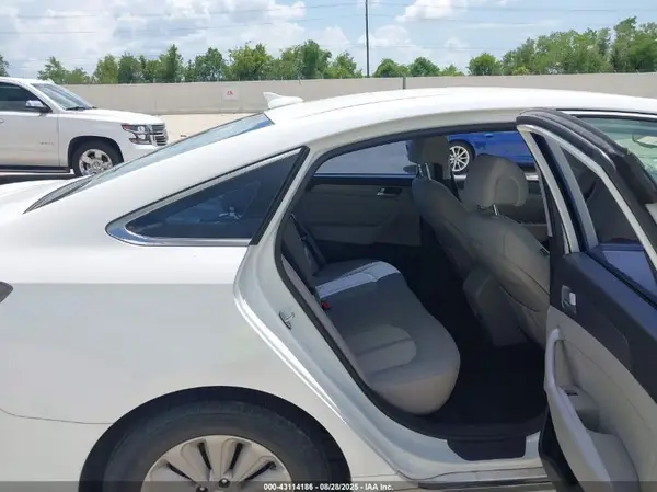 KMHE24L11GA022052 2016 HYUNDAI SONATA - Image 8