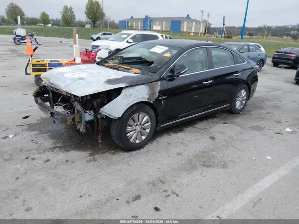 KMHE24L11GA036422 2016 HYUNDAI SONATA - Image 2