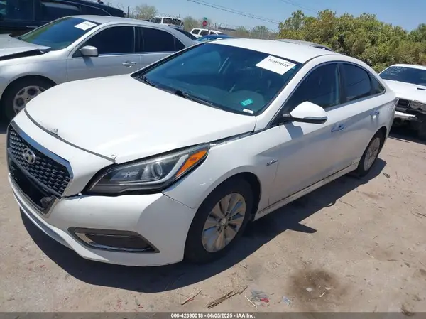 KMHE24L11GA040700 2016 HYUNDAI SONATA - Image 2