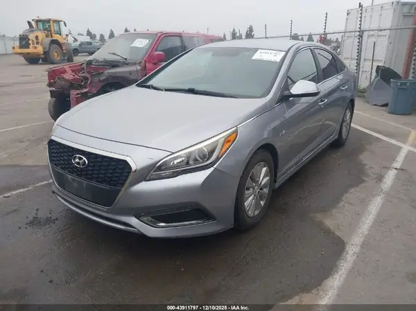 KMHE24L11HA055196 2017 HYUNDAI SONATA - Image 2