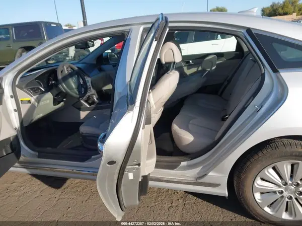 KMHE24L13GA013997 2016 HYUNDAI SONATA - Image 8