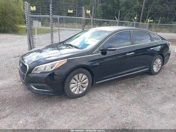 KMHE24L13GA016883 2016 HYUNDAI SONATA - Image 2