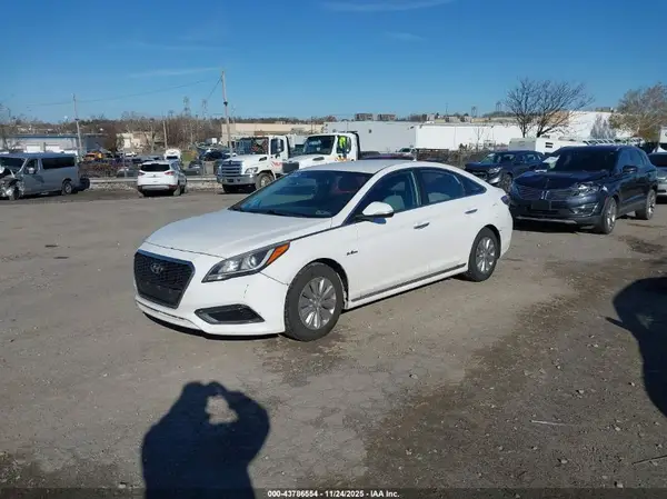 KMHE24L14GA010946 2016 HYUNDAI SONATA - Image 2
