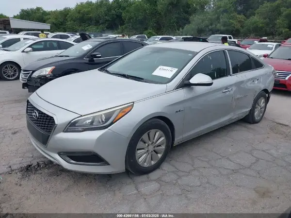 KMHE24L16GA009247 2016 HYUNDAI SONATA - Image 2