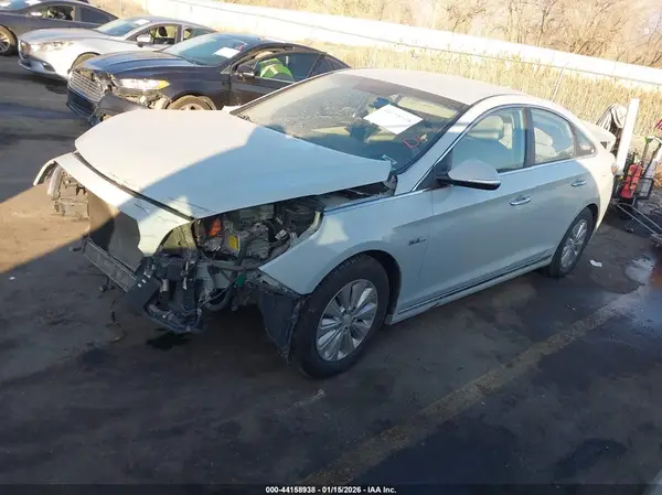 KMHE24L17GA008558 2016 HYUNDAI SONATA - Image 2