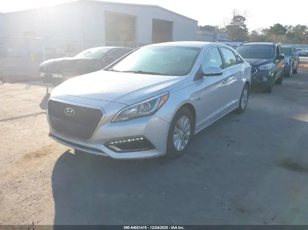 KMHE24L17GA010651 2016 HYUNDAI SONATA - Image 2