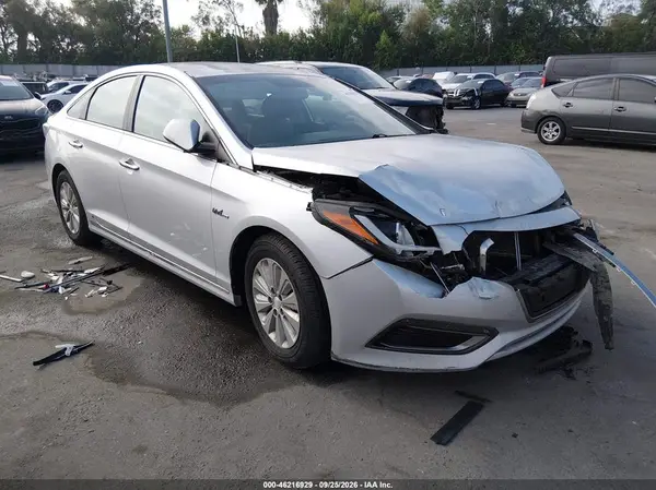 KMHE24L17GA010987 2016 HYUNDAI SONATA - Image 1