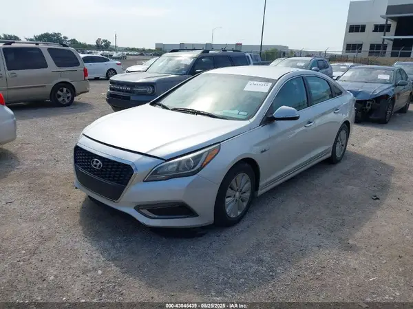 KMHE24L17GA040507 2016 HYUNDAI SONATA - Image 2