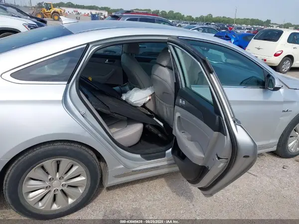KMHE24L17GA040507 2016 HYUNDAI SONATA - Image 8