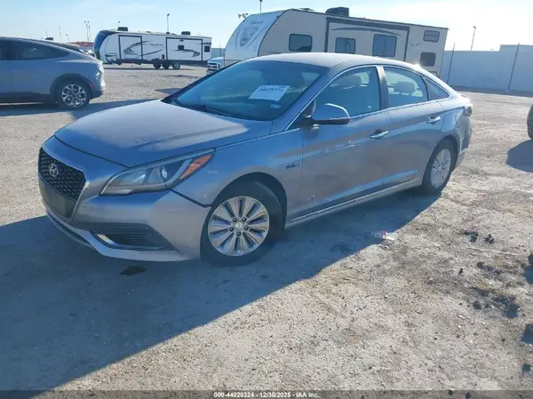 KMHE24L18GA011808 2016 HYUNDAI SONATA - Image 2