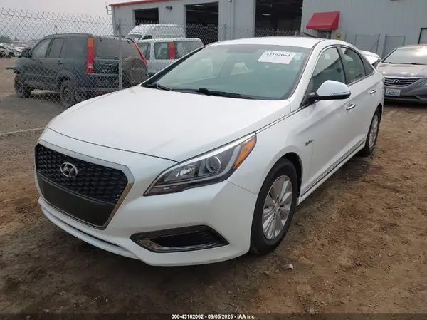 KMHE24L18GA013879 2016 HYUNDAI SONATA - Image 2