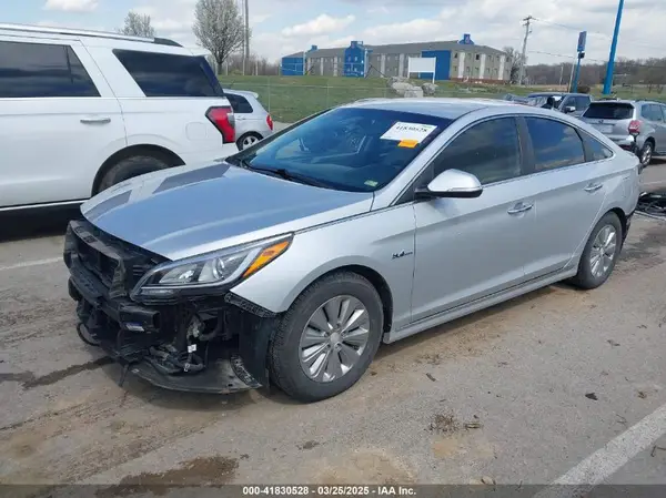 KMHE24L19GA021716 2016 HYUNDAI SONATA - Image 2