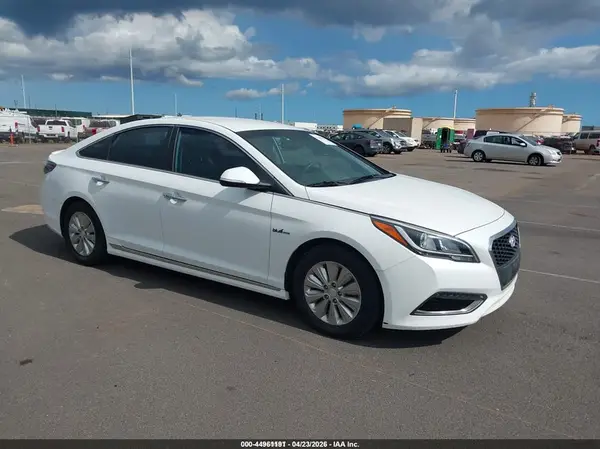 KMHE24L31HA066393 2017 HYUNDAI SONATA - Image 1