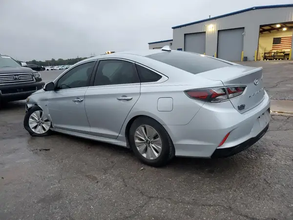 KMHE24L32JA079076 2018 HYUNDAI SONATA - Image 2