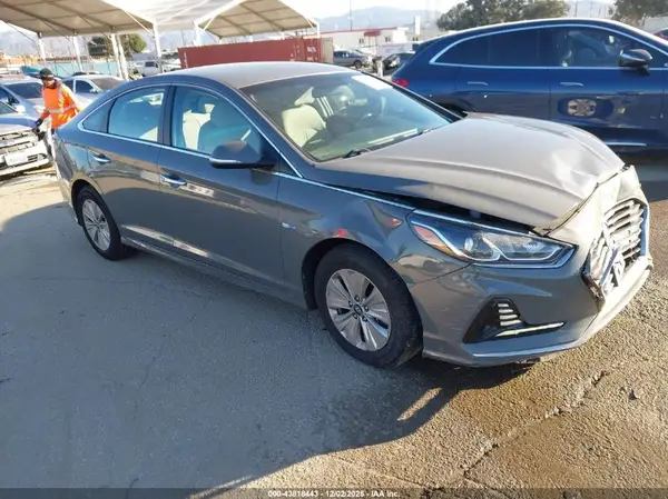 KMHE24L33KA093599 2019 HYUNDAI SONATA - Image 1