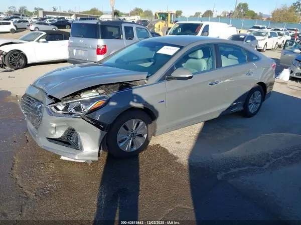 KMHE24L33KA093599 2019 HYUNDAI SONATA - Image 2