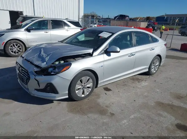 KMHE24L35JA079735 2018 HYUNDAI SONATA - Image 2