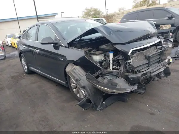 KMHE24L37HA066804 2017 HYUNDAI SONATA - Image 1