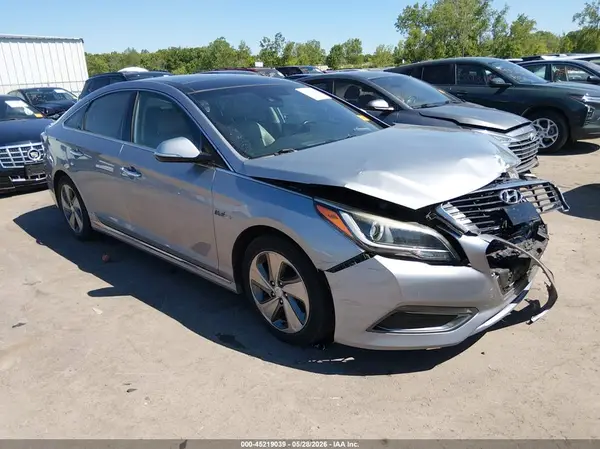 KMHE34L16HA054882 2017 HYUNDAI SONATA - Image 1