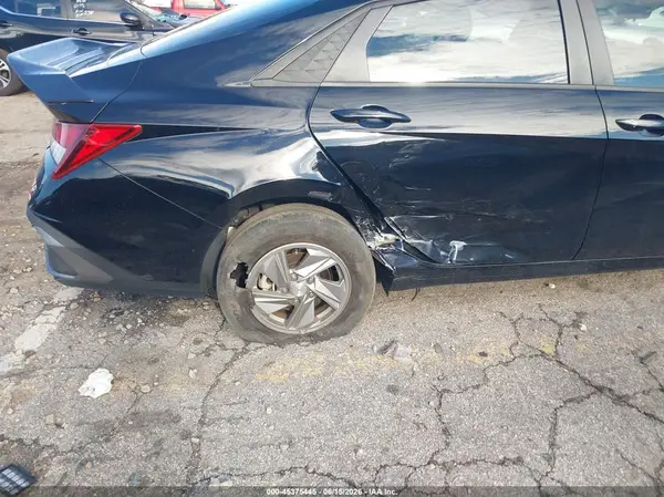 2024 HYUNDAI ELANTRA auction photo 6
