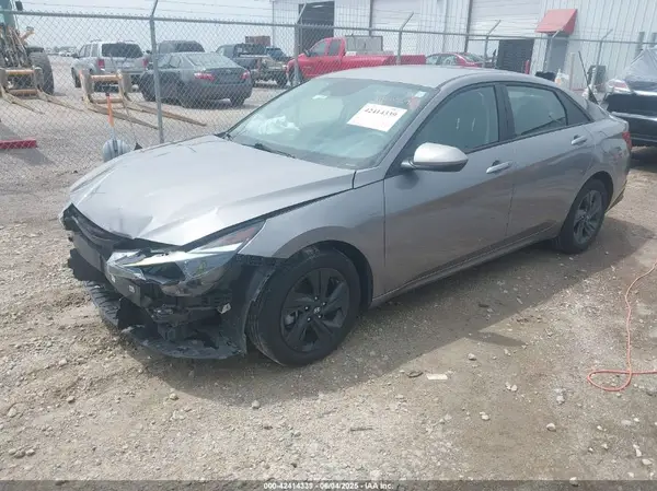 KMHLM4AG1NU330827 2022 HYUNDAI ELANTRA - Image 2
