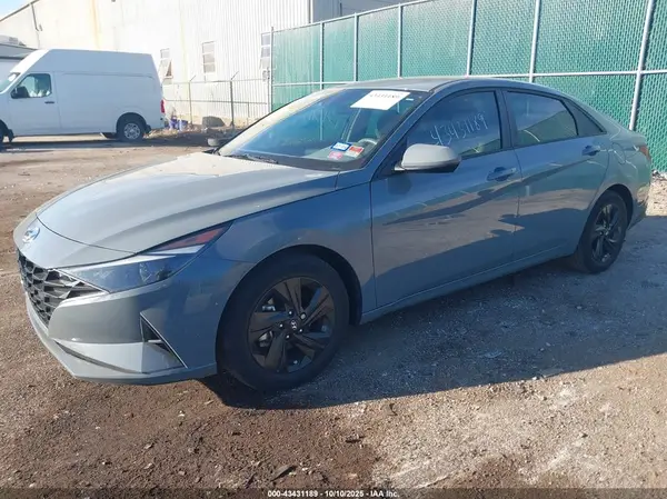 KMHLM4AG1NU358112 2022 HYUNDAI ELANTRA - Image 2