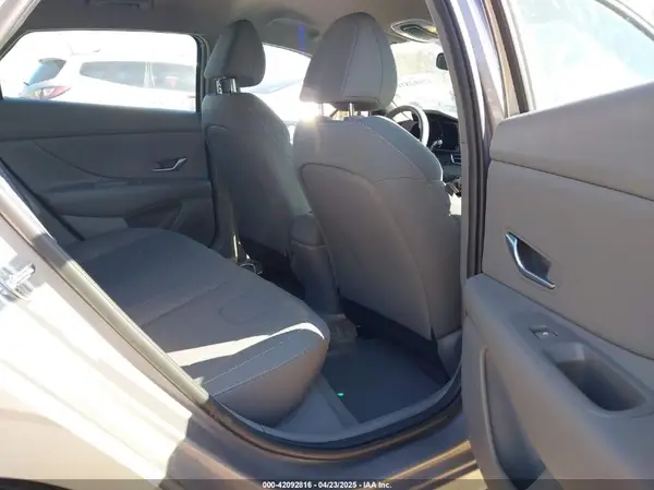 KMHLM4AG1NU365030 2022 HYUNDAI ELANTRA - Image 8