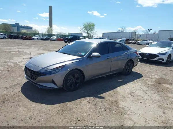 KMHLM4AG3NU290301 2022 HYUNDAI ELANTRA - Image 2