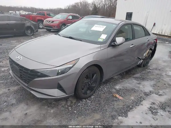 KMHLM4AG3NU360329 2022 HYUNDAI ELANTRA - Image 2
