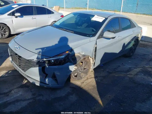 KMHLM4AG3NU365935 2022 HYUNDAI ELANTRA - Image 2