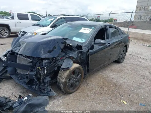 KMHLM4AG4NU225358 2022 HYUNDAI ELANTRA - Image 2