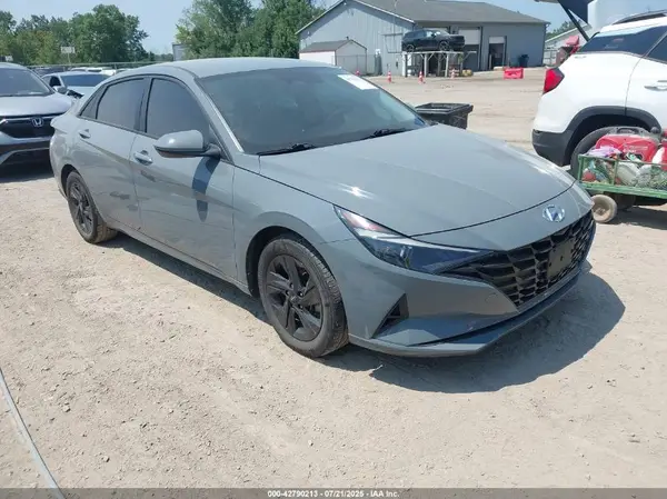 KMHLM4AG4NU332135 2022 HYUNDAI ELANTRA - Image 1
