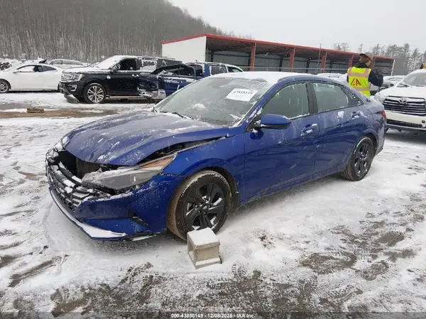KMHLM4AG5NU366083 2022 HYUNDAI ELANTRA - Image 2