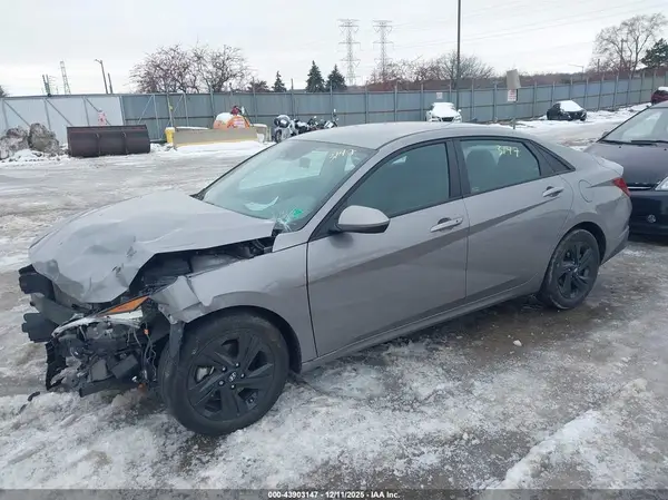 KMHLM4AG6PU531884 2023 HYUNDAI ELANTRA - Image 2