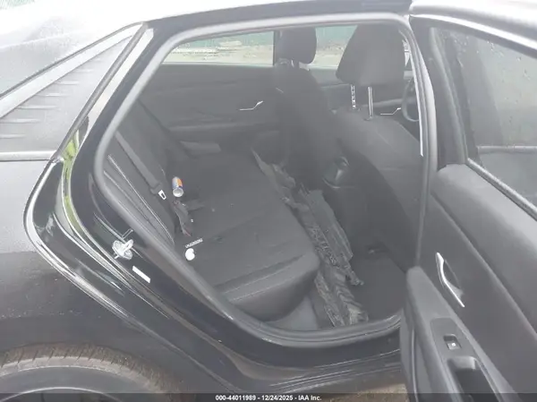 KMHLM4AGXNU242875 2022 HYUNDAI ELANTRA - Image 8