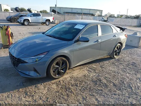 KMHLM4AJ8NU024235 2022 HYUNDAI ELANTRA - Image 2