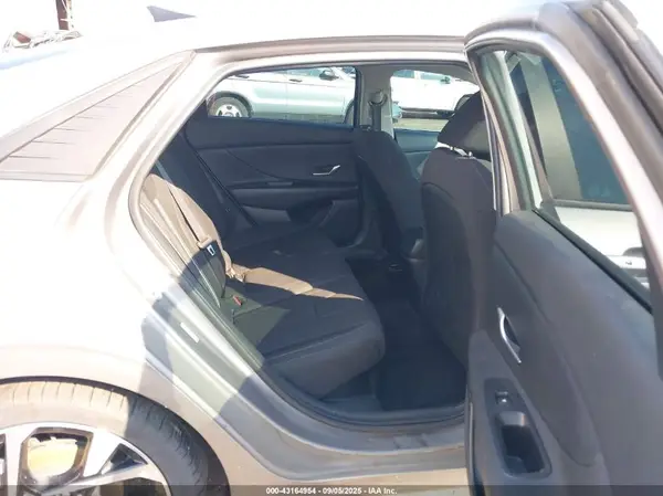 KMHLM4AJ8PU044925 2023 HYUNDAI ELANTRA - Image 8