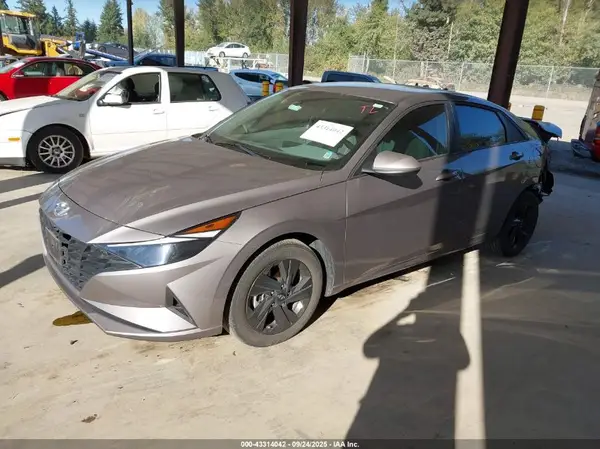 KMHLM4AJXNU023927 2022 HYUNDAI ELANTRA - Image 2