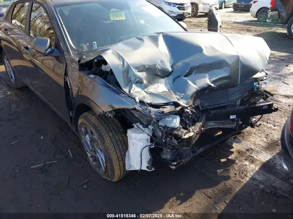 2024 HYUNDAI ELANTRA auction photo 6