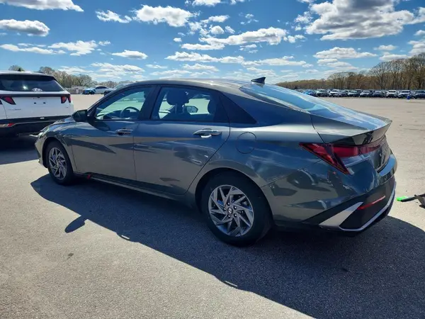 KMHLM4DG1RU780334 2024 HYUNDAI ELANTRA - Image 2