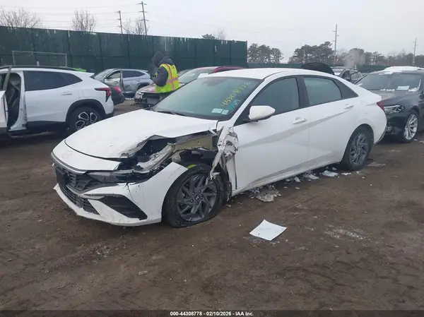 KMHLM4DG8RU688363 2024 HYUNDAI ELANTRA - Image 2