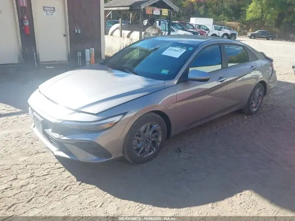 KMHLM4DGXRU637303 2024 HYUNDAI ELANTRA - Image 2