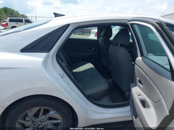 KMHLM4DGXRU785841 2024 HYUNDAI ELANTRA - Image 8