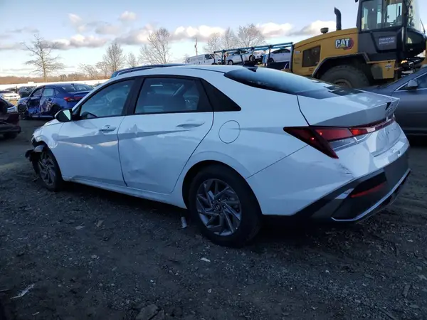 KMHLM4DGXRU815811 2024 HYUNDAI ELANTRA - Image 2