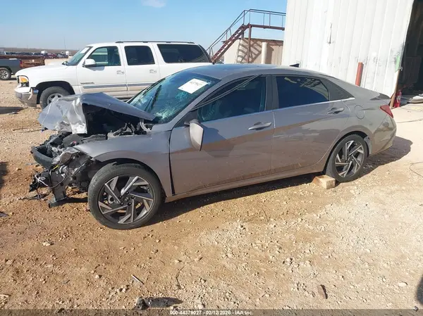 KMHLP4DGXRU701038 2024 HYUNDAI ELANTRA - Image 2