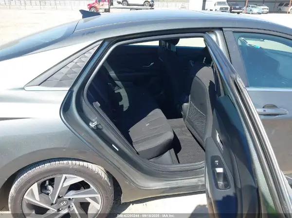 KMHLS4DG7RU804982 2024 HYUNDAI ELANTRA - Image 8