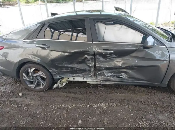 2024 HYUNDAI ELANTRA auction photo 6